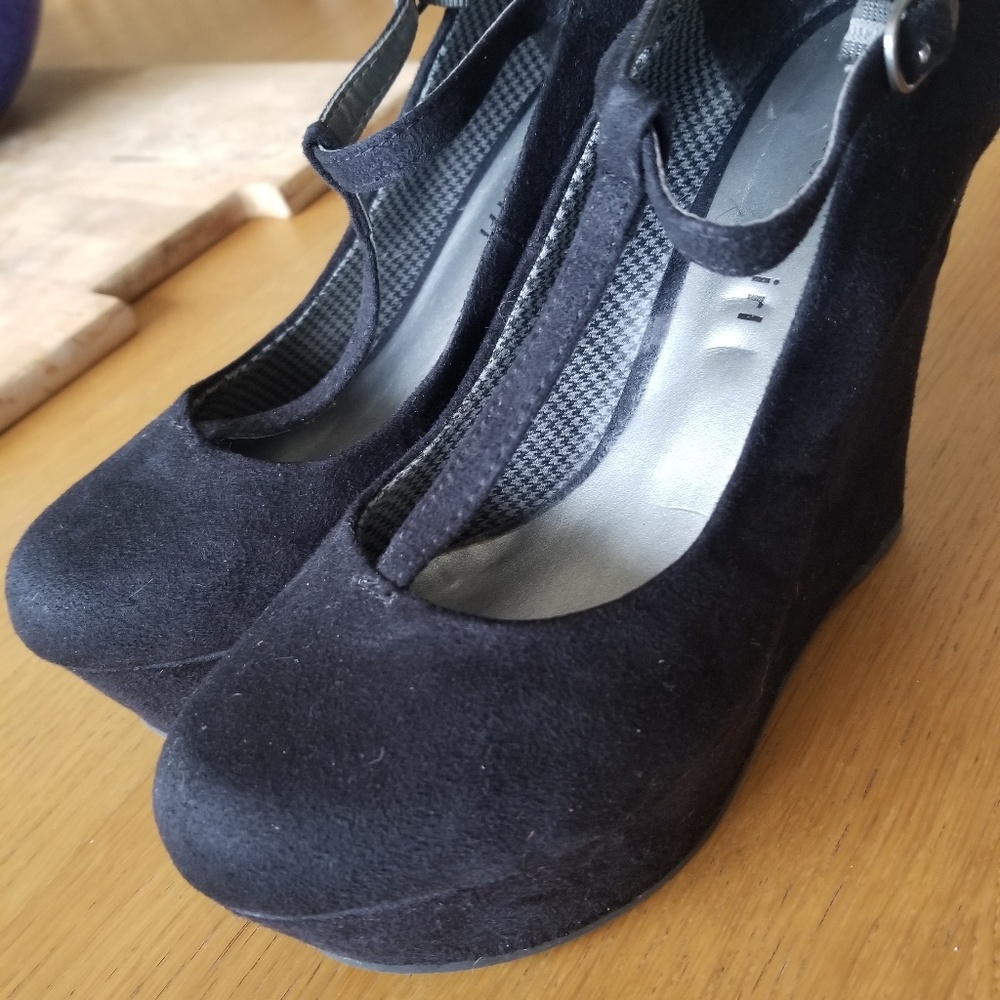 Shoes - Picture 2 of 3